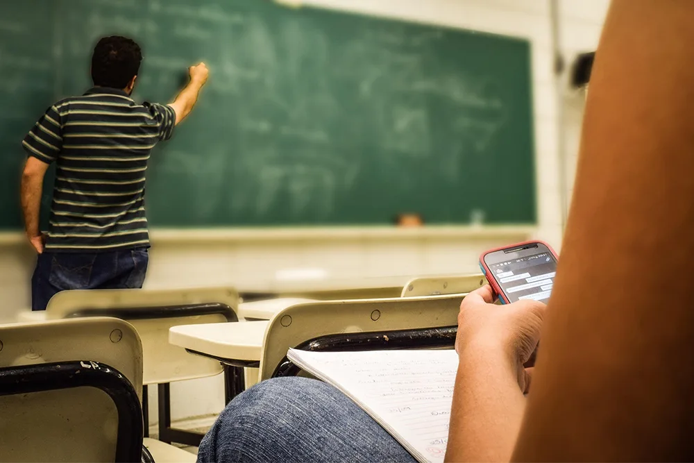Spegni il tuo smartphone e ti dirò chi sei? L’Italia segue l’esempio dell’Olanda sul divieto dei cellulari in classe
